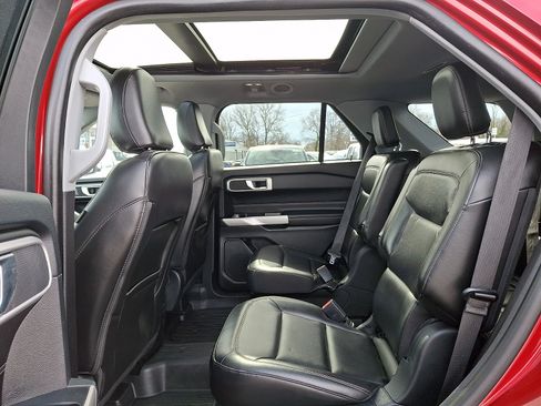 Certified 2022 Ford Explorer XLT w/ Equipment Group 202A AWD/4WD image 10