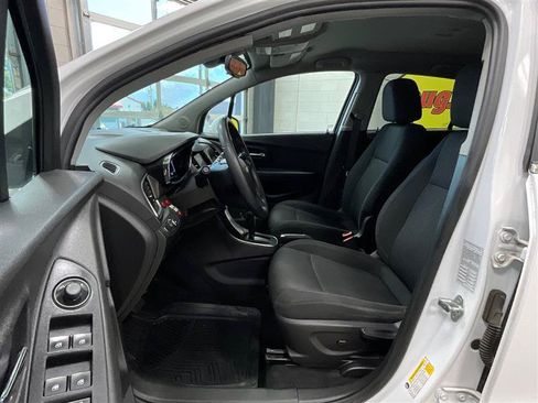Used 2020 Chevrolet Trax LT AWD/4WD image 11