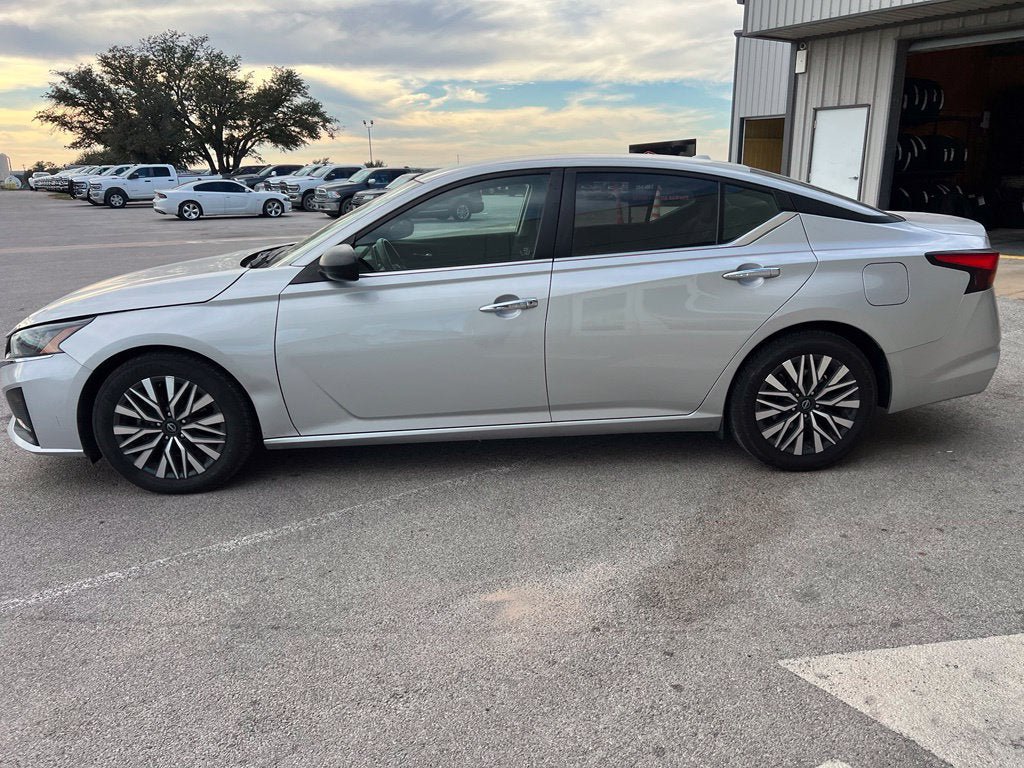 Used 2024 Nissan Altima 2.5 SV FWD image 2