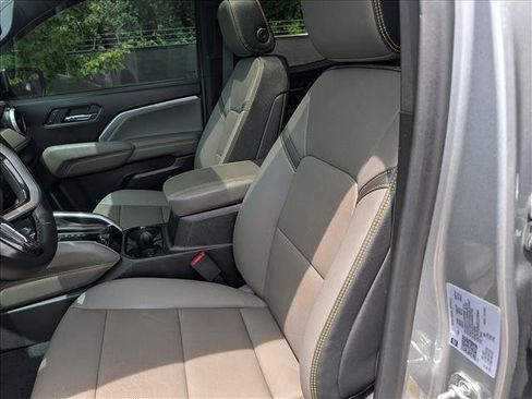 Used 2025 Chevrolet Colorado ZR2 w/ Technology Package AWD/4WD image 27