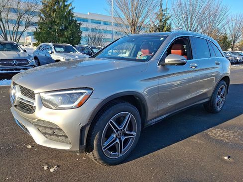 Used 2021 Mercedes-Benz GLC 300 4MATIC image 3