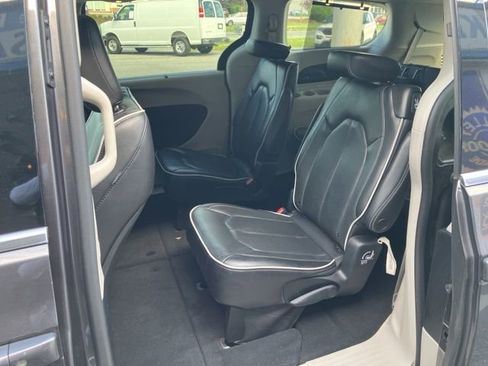 Used 2023 Chrysler Pacifica Limited FWD image 40