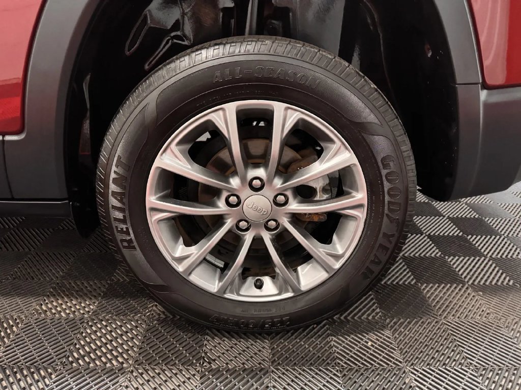 Used 2019 Jeep Cherokee Latitude Plus FWD image 13