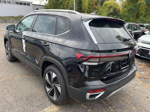 New 2025 Volkswagen Taos SE image 12