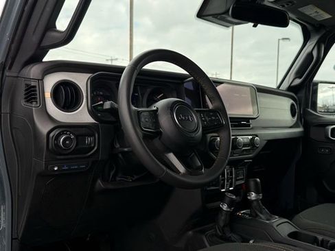 Used 2024 Jeep Wrangler Unlimited image 11