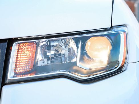 Used 2019 Jeep Grand Cherokee Laredo w/ Laredo X Package image 4