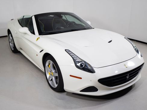 Used 2017 Ferrari California T RWD image 3