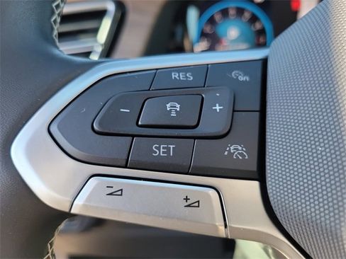 Certified 2025 Volkswagen Atlas SE image 24