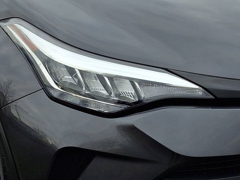 Used 2022 Toyota C-HR XLE FWD image 9