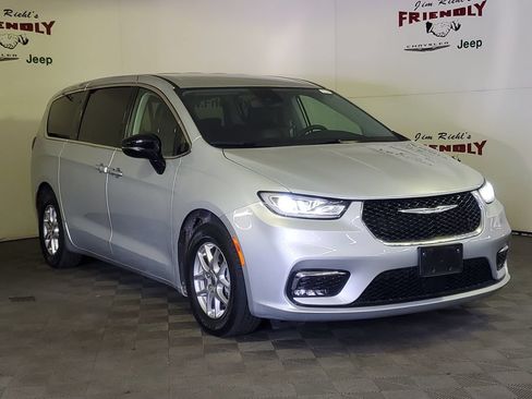 Used 2024 Chrysler Pacifica Touring-L FWD image 2