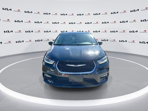 Used 2021 Chrysler Pacifica Touring-L FWD image 4