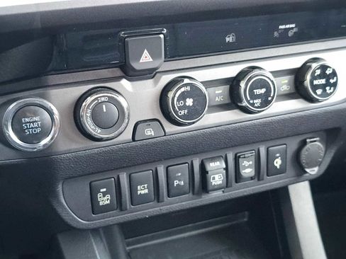 Used 2018 Toyota Tacoma TRD Off-Road w/ Technology Package AWD/4WD image 34