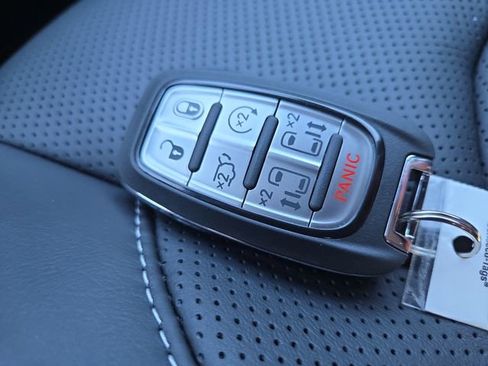 New 2026 Chrysler Pacifica Limited w/ Uconnect Theater Family Group image 30