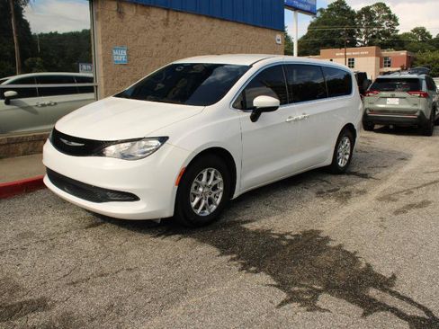 Used 2023 Chrysler Voyager LX FWD image 3