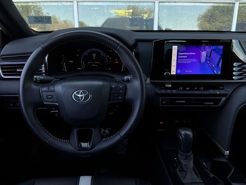 Used 2025 Toyota Camry SE FWD image 12