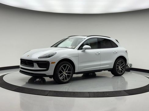 Used 2025 Porsche Macan image 1