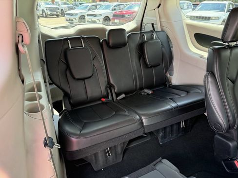 Used 2023 Chrysler Pacifica Touring-L FWD image 28