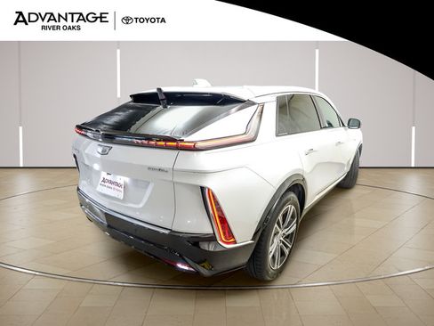 Used 2024 Cadillac Lyriq Luxury AWD/4WD image 7