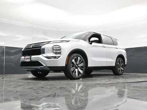 Used 2025 Mitsubishi Outlander AWD image 53