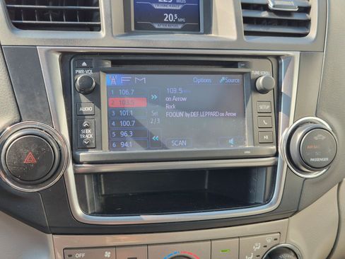 Used 2013 Toyota Highlander SE AWD/4WD image 24