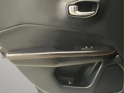 Used 2019 Jeep Compass Latitude w/ Cold Weather Group image 11