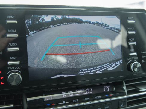 Used 2023 Toyota Sienna XLE FWD image 28