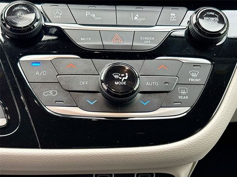 Used 2023 Chrysler Pacifica Touring-L FWD image 15