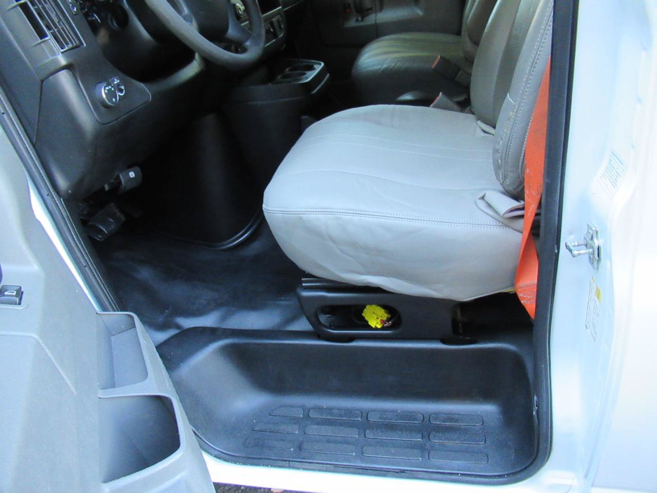 Used 2017 Chevrolet Express 2500 RWD image 8