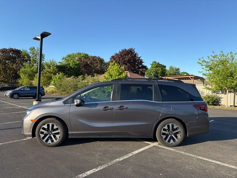 Used 2025 Honda Odyssey EX-L image 2