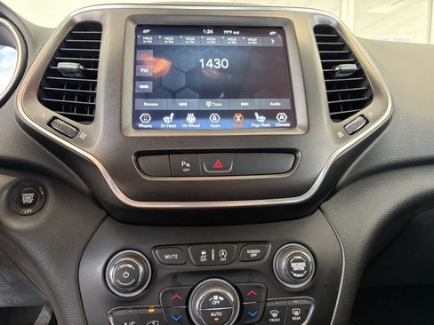 Used 2020 Jeep Cherokee Trailhawk w/ Cold Weather Group AWD/4WD image 14
