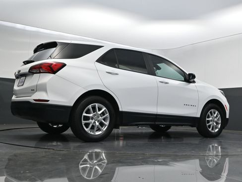 Used 2022 Chevrolet Equinox LS w/ LS Convenience Package AWD/4WD image 38