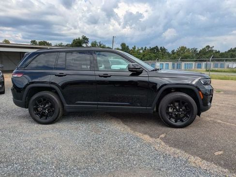 Used 2025 Jeep Grand Cherokee Altitude AWD/4WD image 3