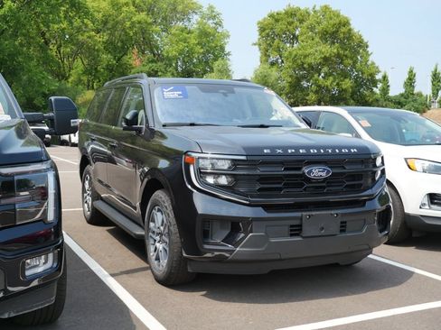 Used 2025 Ford Expedition Active AWD/4WD image 3