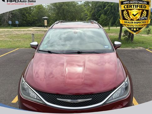 Used 2017 Chrysler Pacifica Limited w/ UConnect Theater Package FWD image 31