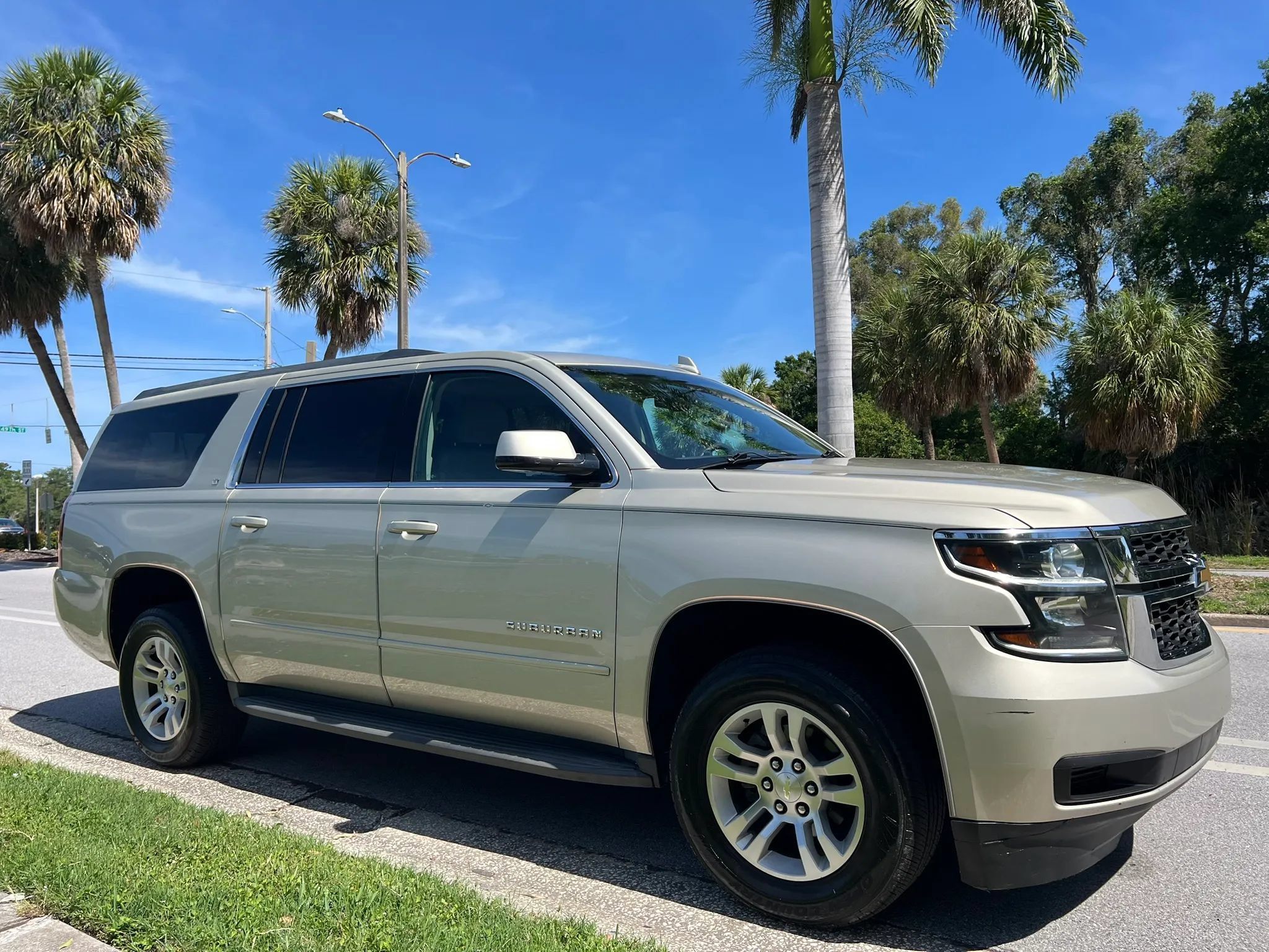 Used 2016 Chevrolet Suburban LT RWD image 5
