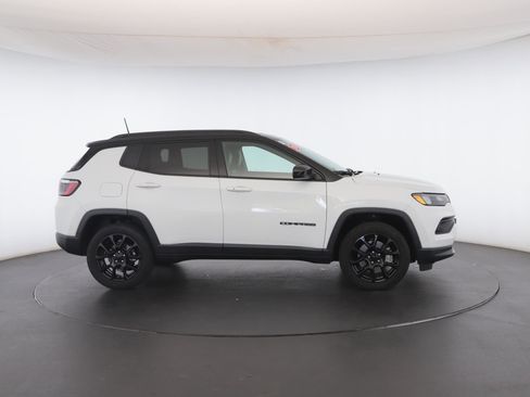 Used 2024 Jeep Compass Latitude w/ Sun and Sound Group image 32