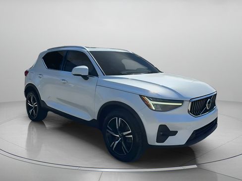 Used 2023 Volvo XC40 B5 Plus image 2