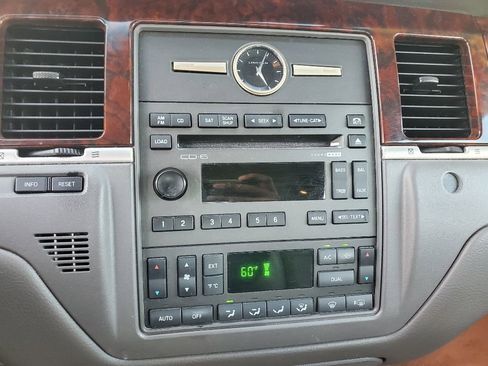 Used 2006 Lincoln Town Car Signature Limited image 18