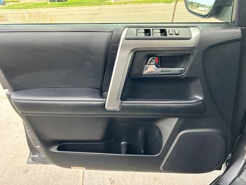Used 2020 Toyota 4Runner SR5 AWD/4WD image 10