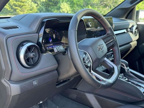 Used 2023 Chevrolet Colorado Z71 AWD/4WD image 2