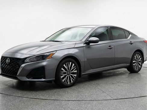 Used 2025 Nissan Altima 2.5 SV FWD image 3