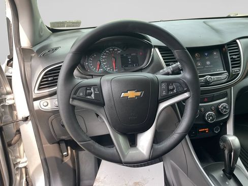 Used 2021 Chevrolet Trax LT w/ LT Convenience Package AWD/4WD image 21