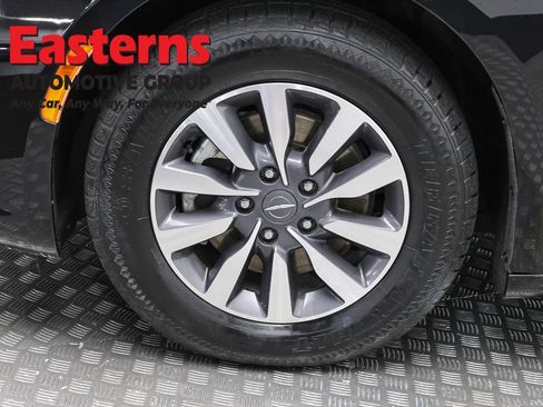Used 2024 Chrysler Pacifica Limited FWD image 32