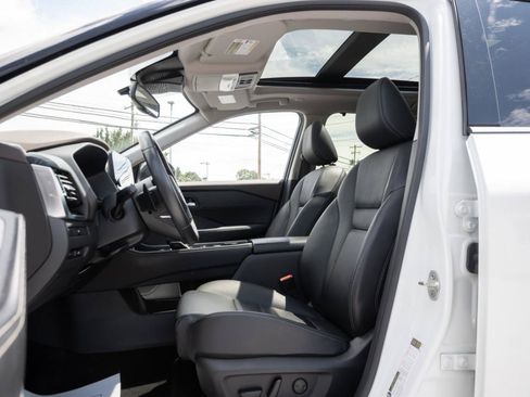 Used 2023 Nissan Rogue SL w/ SL Premium Package AWD/4WD image 2