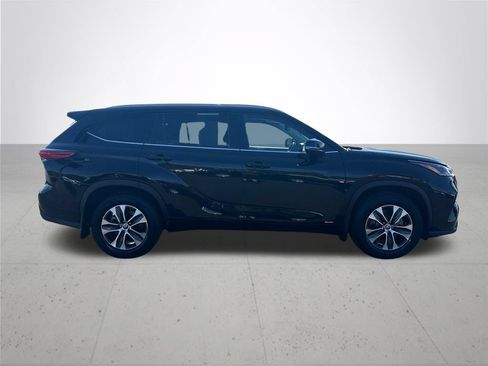 Used 2022 Toyota Highlander XLE AWD/4WD image 6