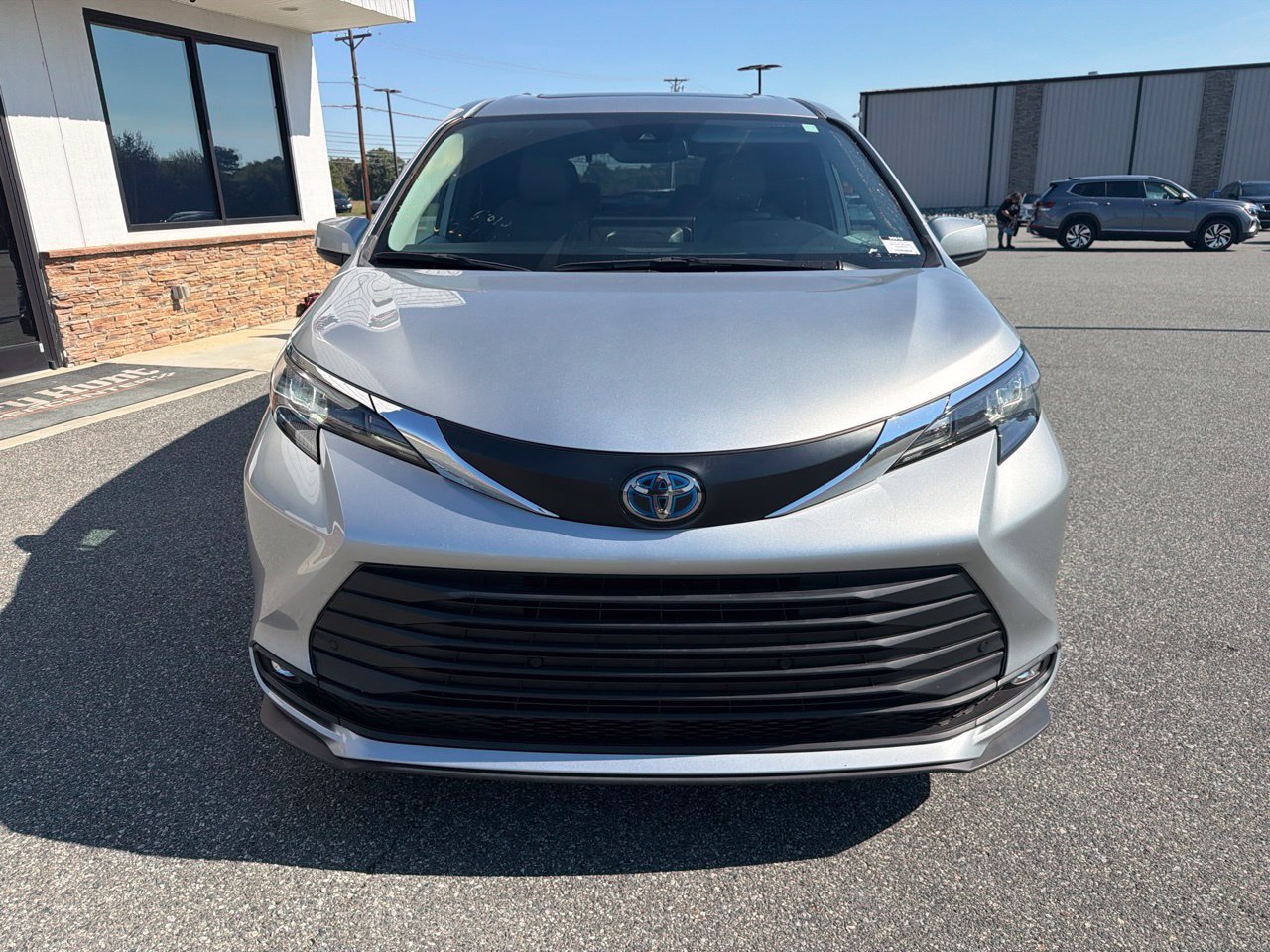 Used 2025 Toyota Sienna XLE FWD image 12