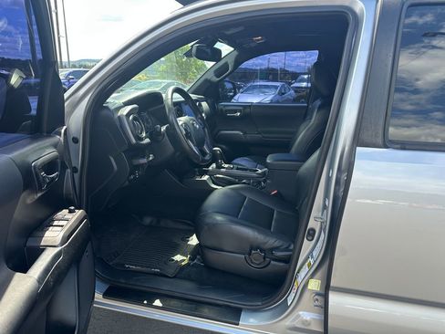 Used 2019 Toyota Tacoma TRD Off-Road AWD/4WD image 13