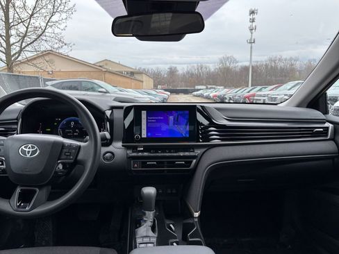 Used 2025 Toyota Camry LE image 32