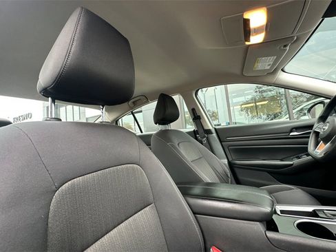 Used 2024 Nissan Altima 2.5 SV image 19