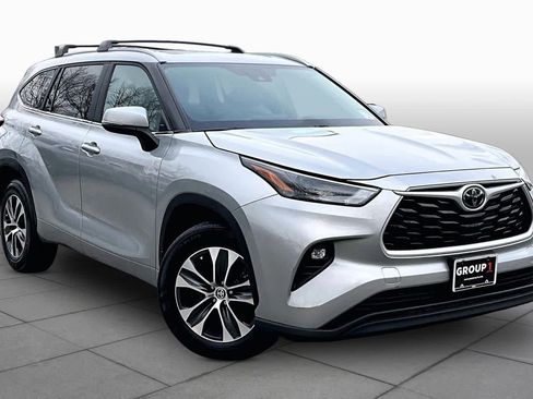 Used 2023 Toyota Highlander XLE image 3